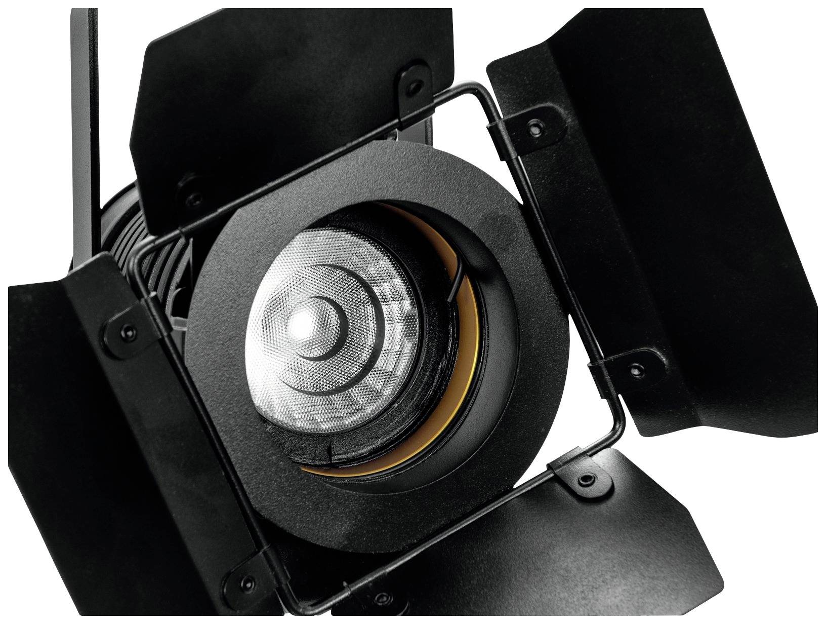 Czarny reflektor studyjny z odkrytą przesłoną prezentuje obiektyw i jego wnętrze. Odpowiedni do zastosowań w studiach filmowych lub fotograficznych.