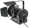 Czarny reflektor sceniczny z regulowanymi klapami do kierowania światła. Odpowiedni do profesjonalnego oświetlenia w produkcjach teatralnych i muzycznych.