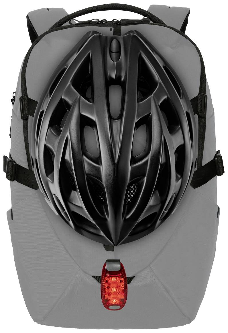 Szary plecak z przymocowanym czarnym kaskiem rowerowym i czerwoną lampką tylną.