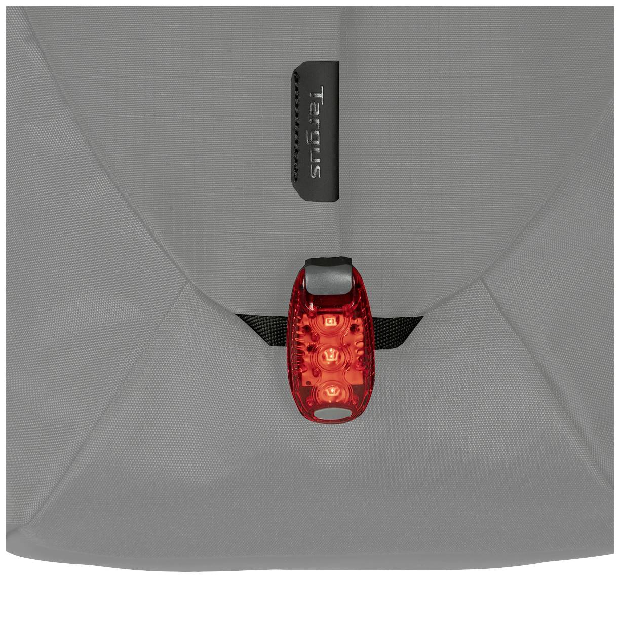 Torba z jaskrawo czerwoną lampką rowerową zamocowaną z tyłu, zwiększającą widoczność.