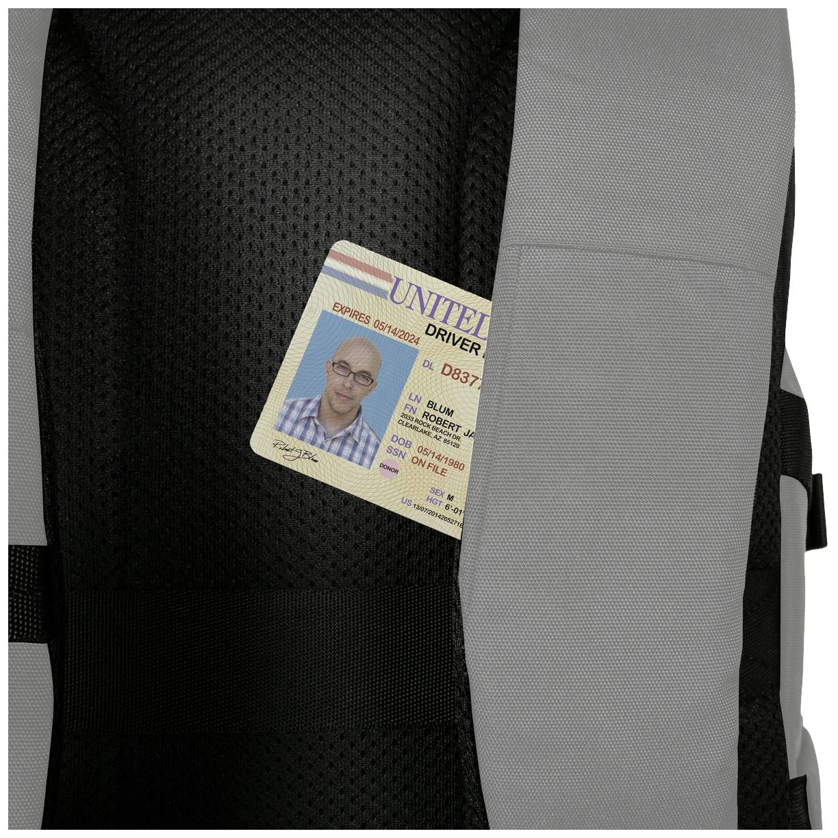 Prawo jazdy w kieszeni szarego plecaka, częściowo widoczne.