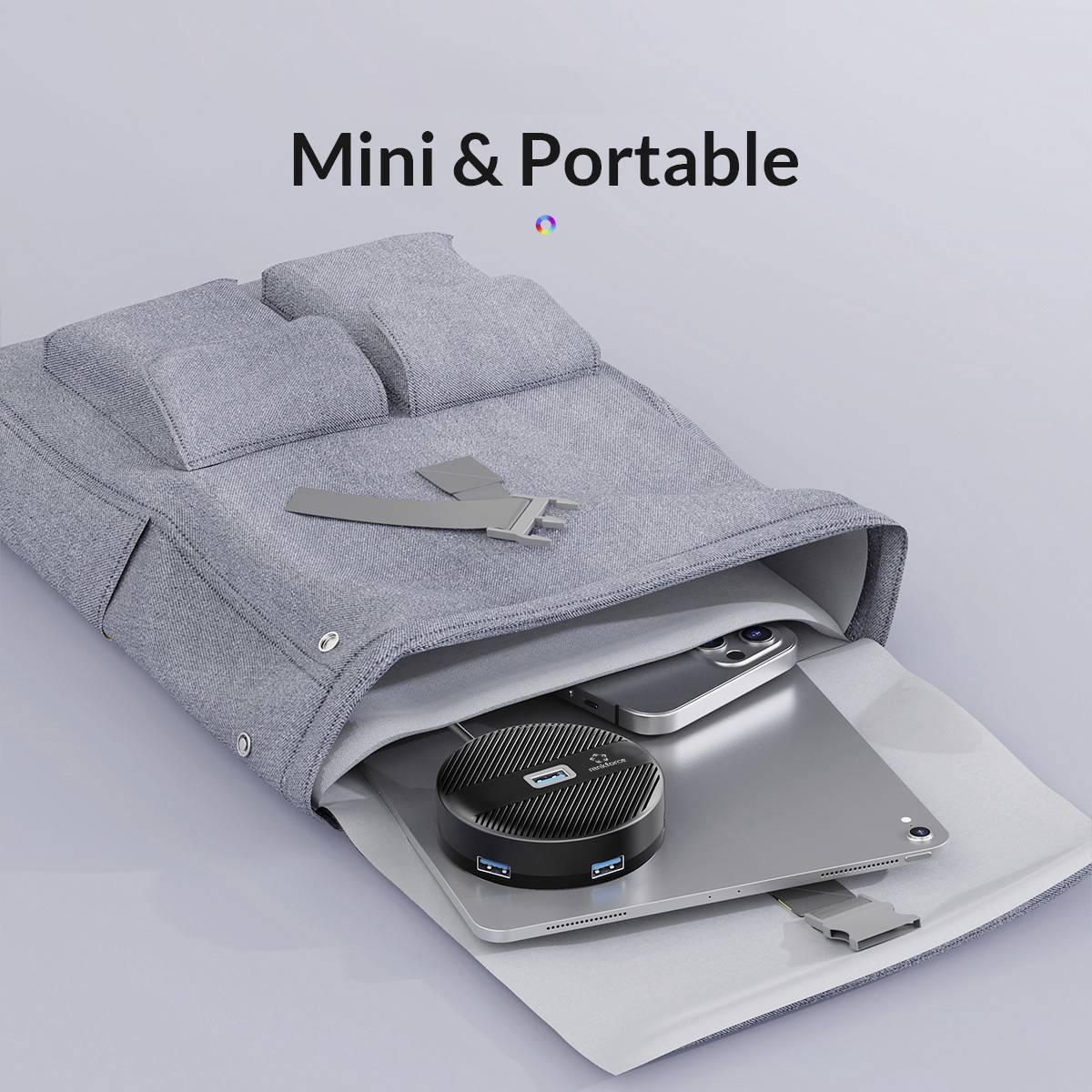 Mini-projektor w szarej torbie transportowej z akcesoriami. Napis "Mini & Portable" powyżej.