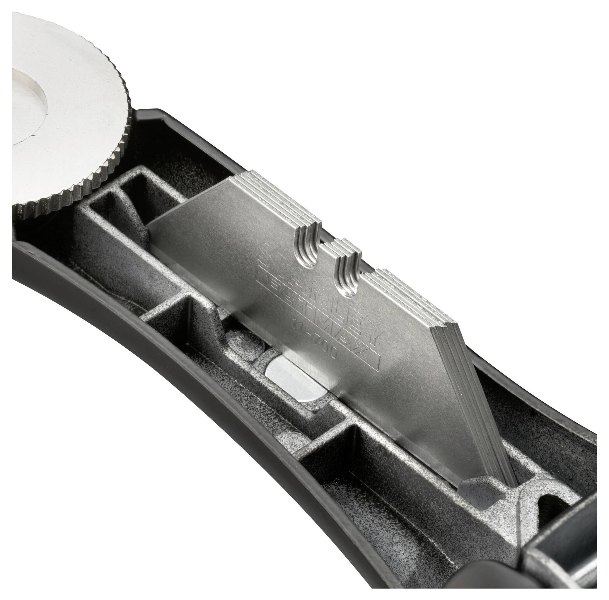 Zbliżenie przedstawia ostrze wymienne do noża uniwersalnego, zamocowane w czarnej rękojeści.