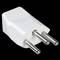 Trójbiegunowy adapter wtykowy na czarnym tle, typowo stosowany w gospodarstwach domowych do urządzeń elektrycznych.