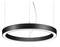 Czarna, pierścieniowa lampa sufitowa z zintegrowanym światłem LED, o nowoczesnym designie, zawieszona na cienkich kablach.