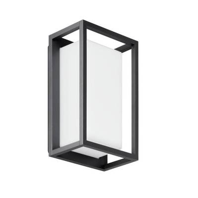 Nowoczesna lampa ścienna z prostokątną, czarną metalową ramą i białym, pryzmatycznym korpusem świetlnym pośrodku.