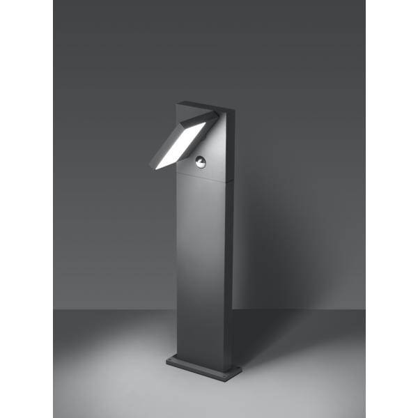 Nowoczesna, prostokątna lampa stojąca w ciemnoszarym kolorze, z wiązką światła skierowaną w dół na szarym tle.