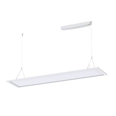 Nowoczesna, prostokątna, biała lampa wisząca LED zawieszona jest na cienkich linkach przed czarnym tłem. Minimalistyczny design.