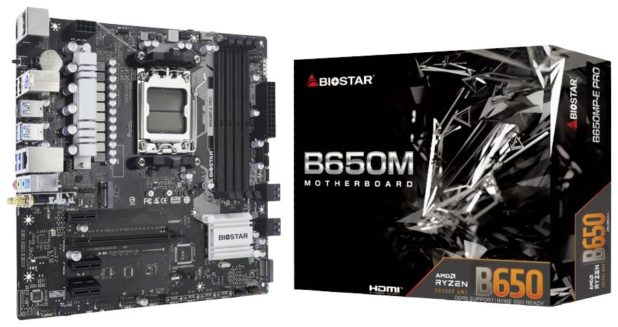 Zdjęcie płyty głównej Biostar B650M obok jej opakowania, prezentujące szczegóły płyty głównej i logo marki.