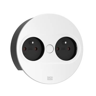 Okrągłe białe gniazdko elektryczne z dwoma czarnymi otworami na wtyczki oraz małym okrągłym przyciskiem pośrodku.