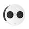 Okrągłe białe gniazdko elektryczne z dwoma czarnymi otworami na wtyczki oraz małym okrągłym przyciskiem pośrodku.