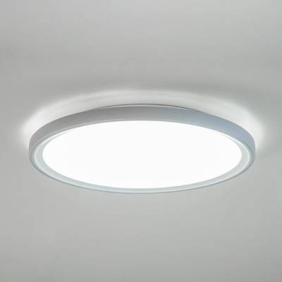 Okrągła, świecąca lampa sufitowa LED w nowoczesnym pomieszczeniu.
