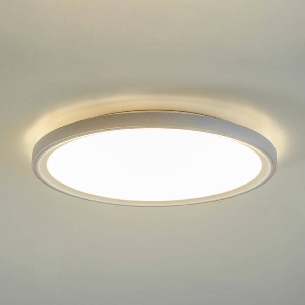 Okrągła lampa sufitowa z jasnym, równomiernym światłem, zamontowana na białym suficie.