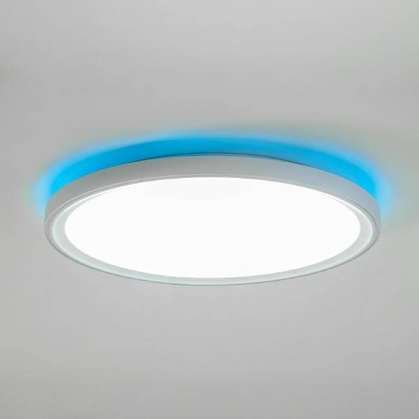 Okrągła lampa sufitowa LED świeci jasno, otoczona niebieską poświatą na powierzchni sufitu.