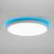 Okrągła lampa sufitowa LED świeci jasno, otoczona niebieską poświatą na powierzchni sufitu.