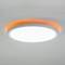 Okrągła lampa sufitowa z jasnym światłem centralnym i pomarańczowym światłem otoczenia na obrzeżach.