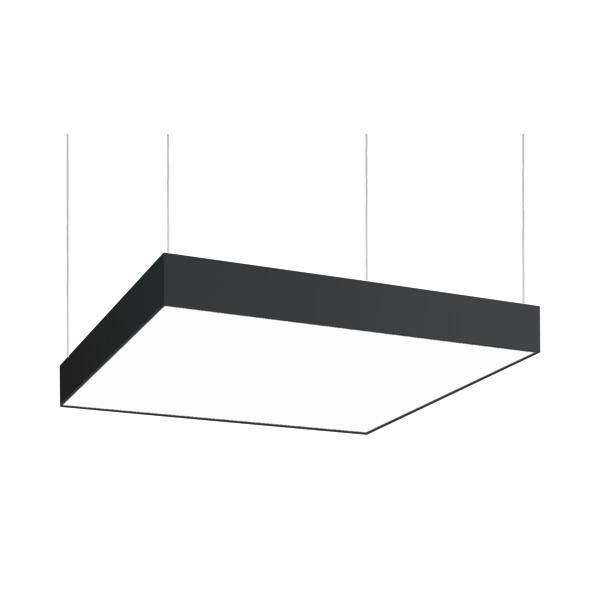 Czarna, prostokątna lampa sufitowa z czterema cienkimi kablami zwisającymi od sufitu.