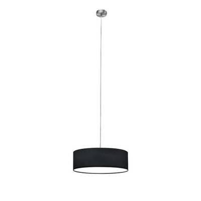 Czarna lampa sufitowa o okrągłym, nowoczesnym designie z srebrną podstawą, zawieszona na cienkim przewodzie.