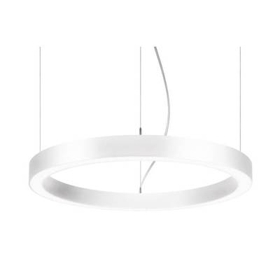 Nowoczesna, okrągła, biała lampa wisząca LED o prostym designie, zawieszona na cienkich linkach. Idealna do minimalistycznych wnętrz.