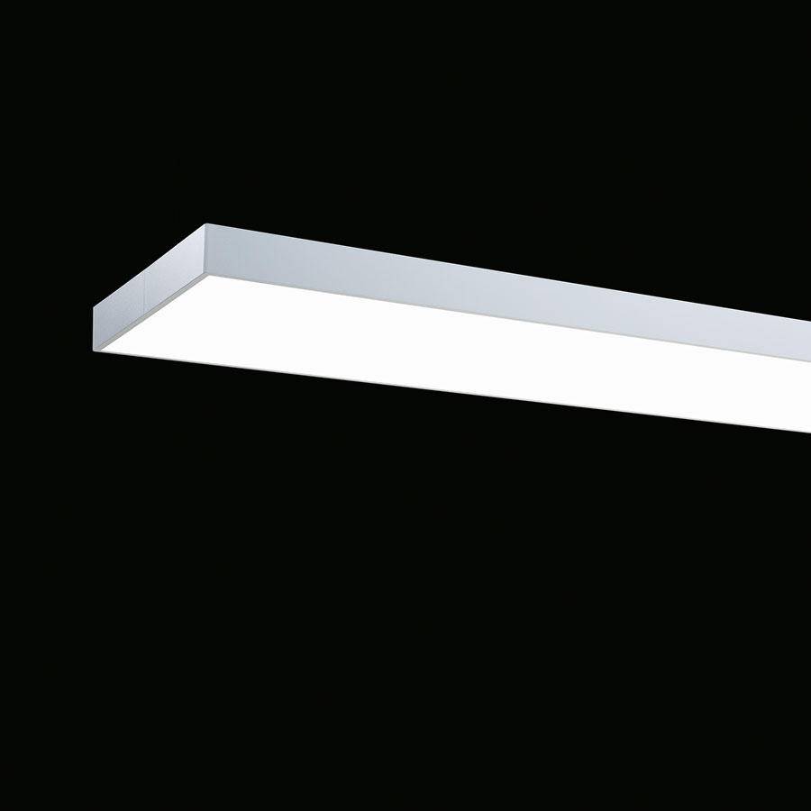 Prostokątna, nowoczesna lampa sufitowa LED z białą ramą, świecąca jasno na czarnym tle.