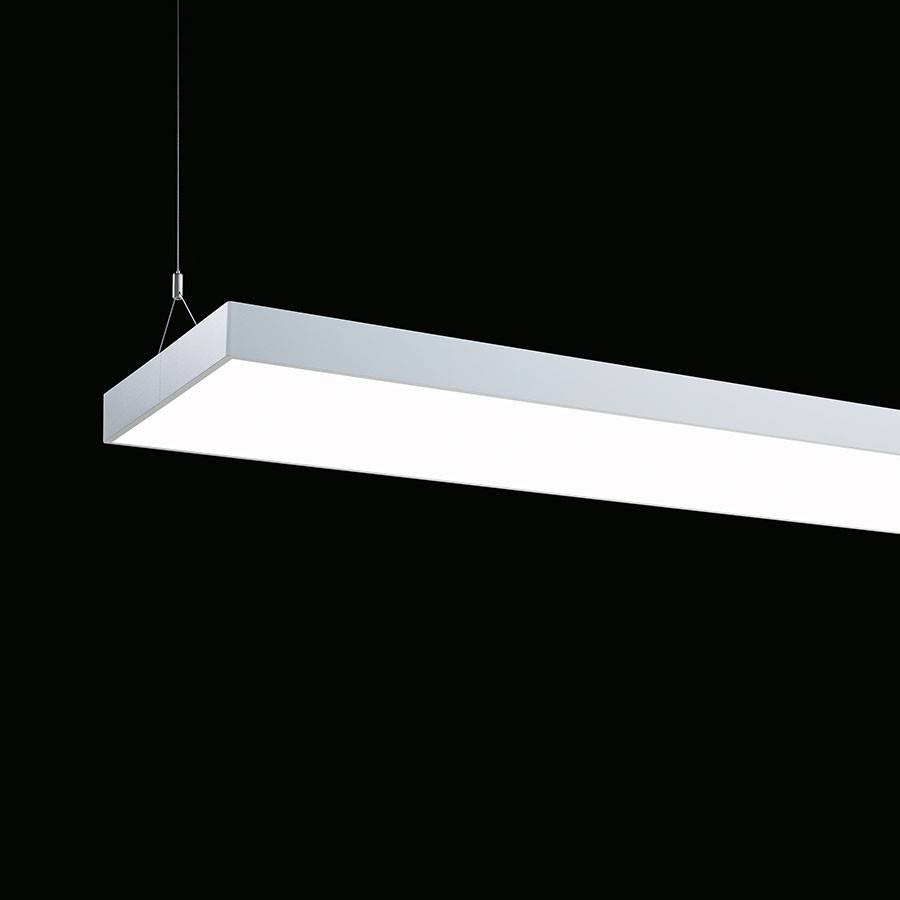 Nowoczesna, prostokątna, wisząca lampa LED na czarnym tle, zapewniająca równomierne oświetlenie.