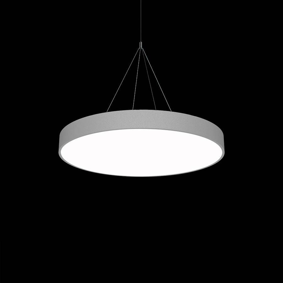 Wisząca, okrągła lampa o nowoczesnym, minimalistycznym designie świeci jasno na ciemnym tle.
