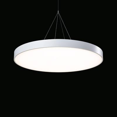 Okrągły, nowoczesny żyrandol z srebrną ramą wisi na cienkich kablach. Lampa świeci jasno na czarnym tle.