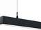 Czarna, prostokątna lampa wisząca o smukłym profilu i dyskretnym przewodzie, idealna do nowoczesnego wnętrza.