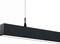 Nowoczesna, długa, prostokątna lampa wisząca w kolorze czarnym o minimalistycznym designie, zawieszona na stalowym przewodzie, na białym tle.
