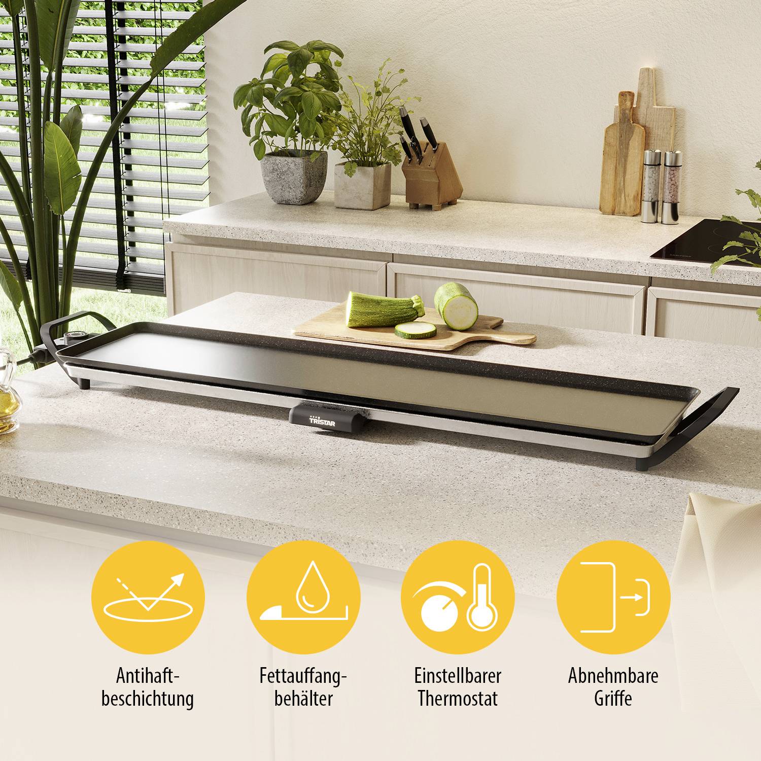 Elektryczna płyta grillowa na blacie kuchennym z dodatkami. Symbole przedstawiają cechy: powłoka nieprzywierająca, pojemnik na tłuszcz, regulowany termostat, zdejmowane uchwyty.
