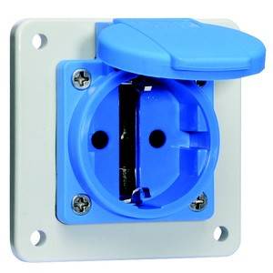 Niebieskie gniazdo elektryczne z bolcem ochronnym i klapką zamontowane na białej płycie.