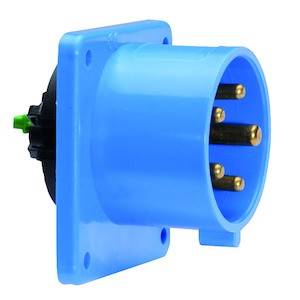 Niebieski wtyk trójfazowy CEE, osadzony na kwadratowej płytce, z trzema złotymi stykami, skierowany w prawo.