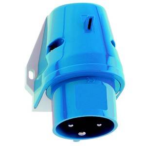 Zbliżenie niebieskiej wtyczki CEE, typowo stosowanej w przemysłowych połączeniach elektrycznych, z trzema stykami.