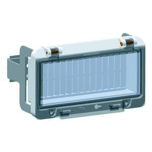 Prostokątny, przezroczysty pojemnik z tworzywa sztucznego z zawiasami, zamontowany na szarym stelażu.