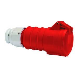 Czerwona wtyczka elektryczna z mechanizmem blokady bocznej, przeznaczona do zastosowań przemysłowych. Widok z boku prezentuje szczegóły.