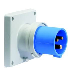 Biała naścienna wtyczka elektryczna z niebieskim, cylindrycznym wtykiem, odpowiednia do zastosowań przemysłowych.