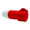 Czerwony elektryczny wtyk przemysłowy z wytrzymałą obudową i metalowymi stykami, odpowiedni do zastosowań przemysłowych.