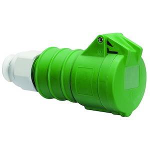 'Zielony elektryczny wtyk z białym gniazdem; odpowiedni do zastosowań przemysłowych.'