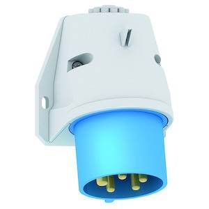 Niebieskie przemysłowe gniazdo elektryczne z białą obudową do montażu ściennego. Wewnątrz złącza widoczne są trzy metalowe styki.