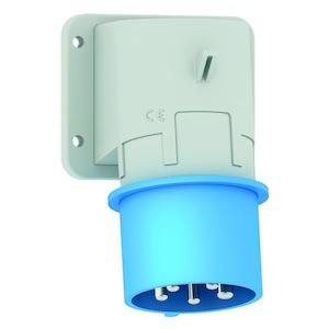 Wtyczka elektryczna z niebieską obudową i wieloma stykami. Zamontowana na szarej płycie ściennej do zastosowań przemysłowych.