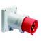 Biała przemysłowa wtyczka elektryczna z czerwonym wtykiem, przeznaczona do zasilania trójfazowego; zastosowanie: instalacje przemysłowe.