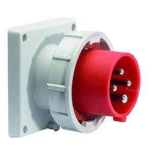 'Czerwone gniazdo CEE na prąd silny, czterobiegunowe, montowane na prostokątnej podstawie.'