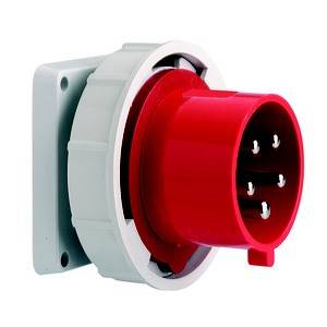 Przemysłowe gniazdo elektryczne w kolorze czerwonym i szarym z pięcioma metalowymi stykami, zamontowane na ścianie. Przeznaczone do wysokiego natężenia prądu.