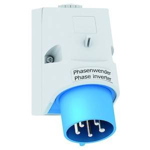 Biała wtyczka z niebieskim wtykiem, opisana jako 'Phasenwender Phase inverter', wyposażona w kilka metalowych styków.