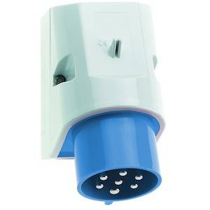 Niebieski, cylindryczny wtyk elektryczny z wieloma stykami, zamocowany na białej, prostokątnej obudowie.