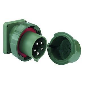 'Zielony wtyk elektryczny męski i żeński z wieloma stykami, w stanie rozłożonym, na białym tle.'