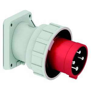 Czerwona, przemysłowa wtyczka z wieloma stykami wystaje z białego gniazda ściennego. Odpowiednia do wysokich natężeń prądu.