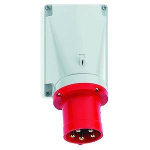 Przemysłowe gniazdo elektryczne z czerwoną wtyczką i pięcioma stykami, zamontowane na białej ścianie. Odpowiednie do obsługi wysokich obciążeń elektrycznych.