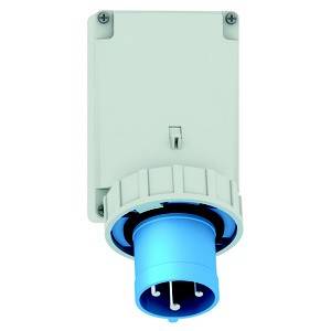 Zamontowane na ścianie gniazdo CEE przedstawia niebieski wtyk do zasilania przemysłowego.