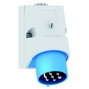 Biała elektryczna wtyczka z niebieskim gniazdem, zamontowana na ścianie, przedstawiająca kilka metalowych styków do podłączenia urządzeń.
